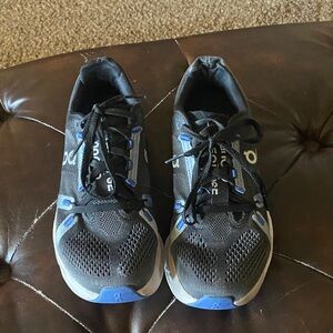 On Cloud Women's Black and Blue Athletic Shoes. Used size W8